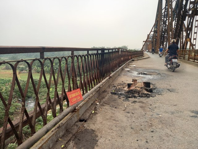 Cầu Long Biên đang xuống cấp